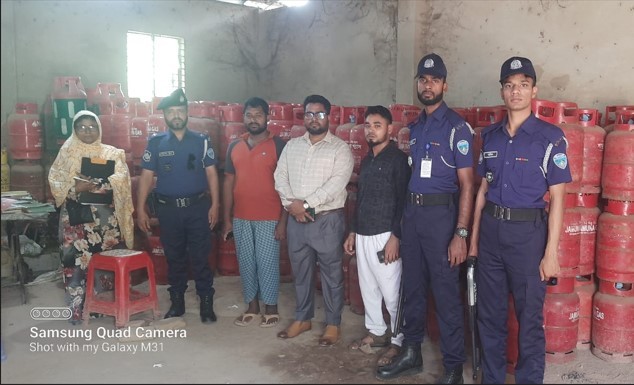 কুমিল্লায় চড়া দামে এলপিজি বিক্রি করায় ২ প্রতিষ্ঠানকে জরিমানা